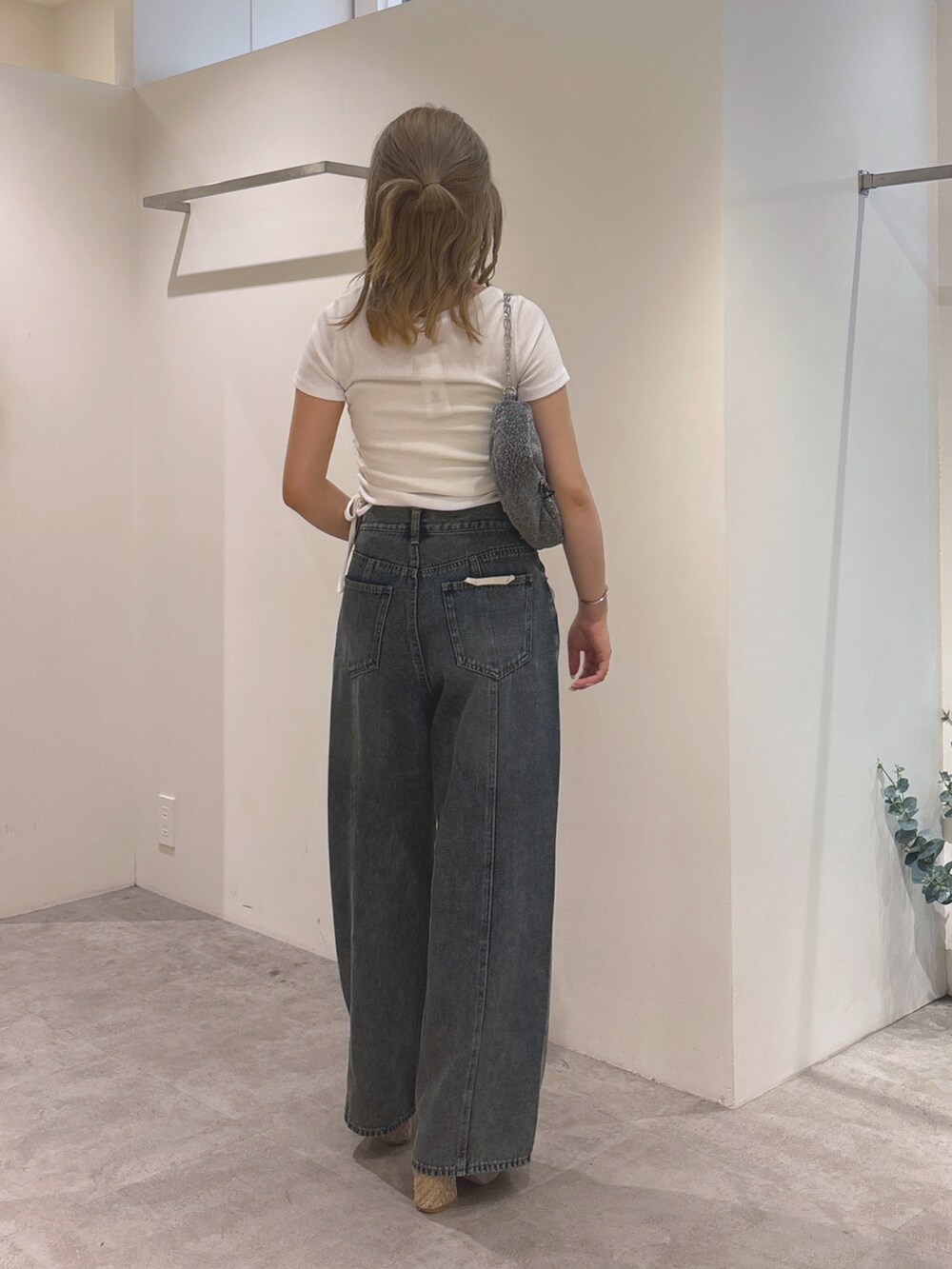 ホワイト系のTシャツ/カットソー、ブルー系のデニムパンツ、ブラック系のサンダルを着用したレディースの夏コーディネートの5枚目の写真