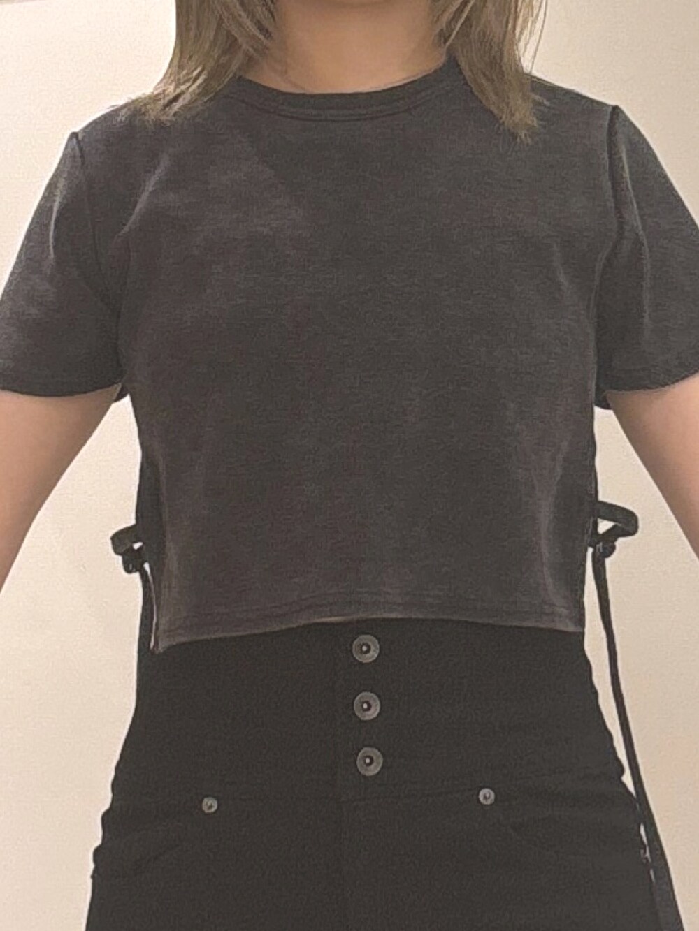 ブラック系のTシャツ/カットソー、ブラック系のデニムパンツ、グリーン系のショルダーバッグを着用したレディースの夏コーディネートの3枚目の写真