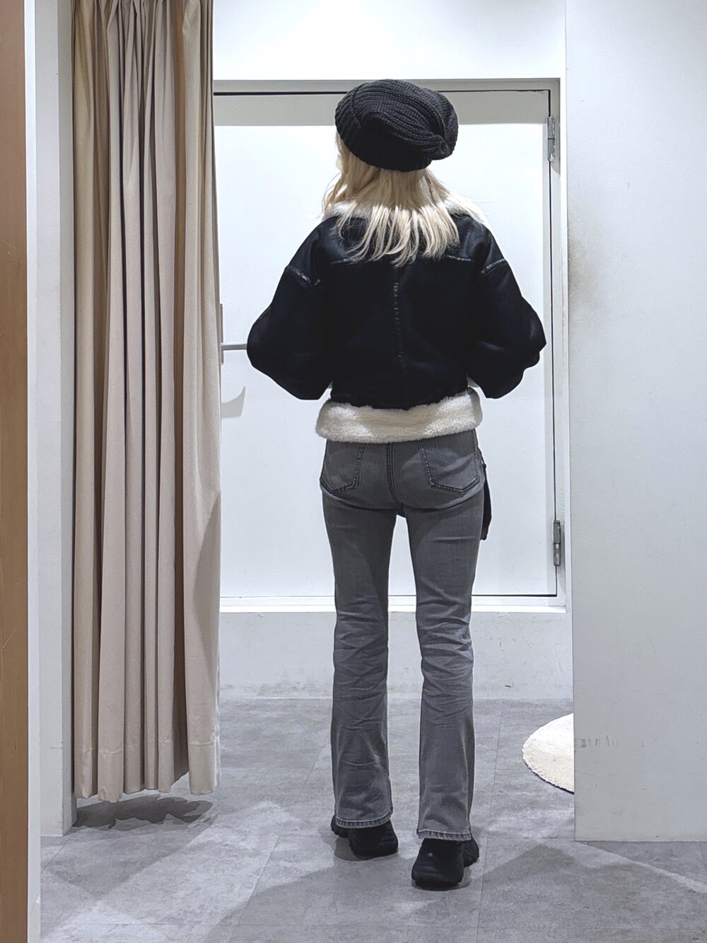 ブラック系のブルゾン、ブラック系のデニムパンツを着用したレディースの秋コーディネートの3枚目の写真