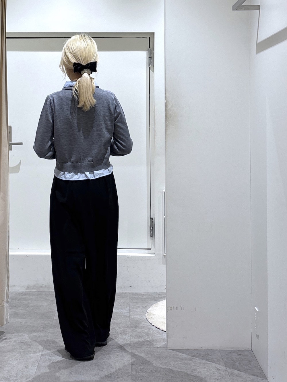 グレー系のニット/セーター、ブラック系のスラックスを着用したレディースの冬コーディネートの3枚目の写真