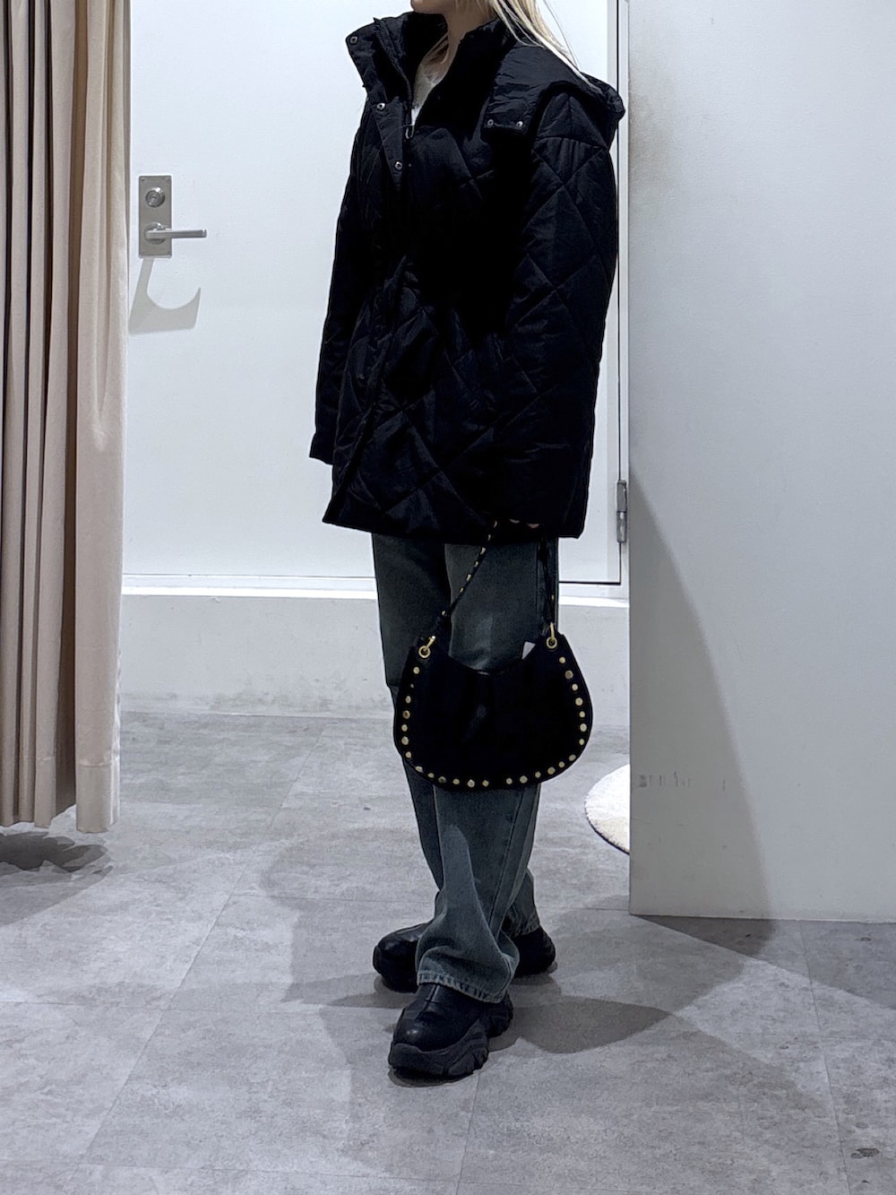 ブラック系のその他アウター、ブルー系のデニムパンツを着用したレディースの秋コーディネートの3枚目の写真