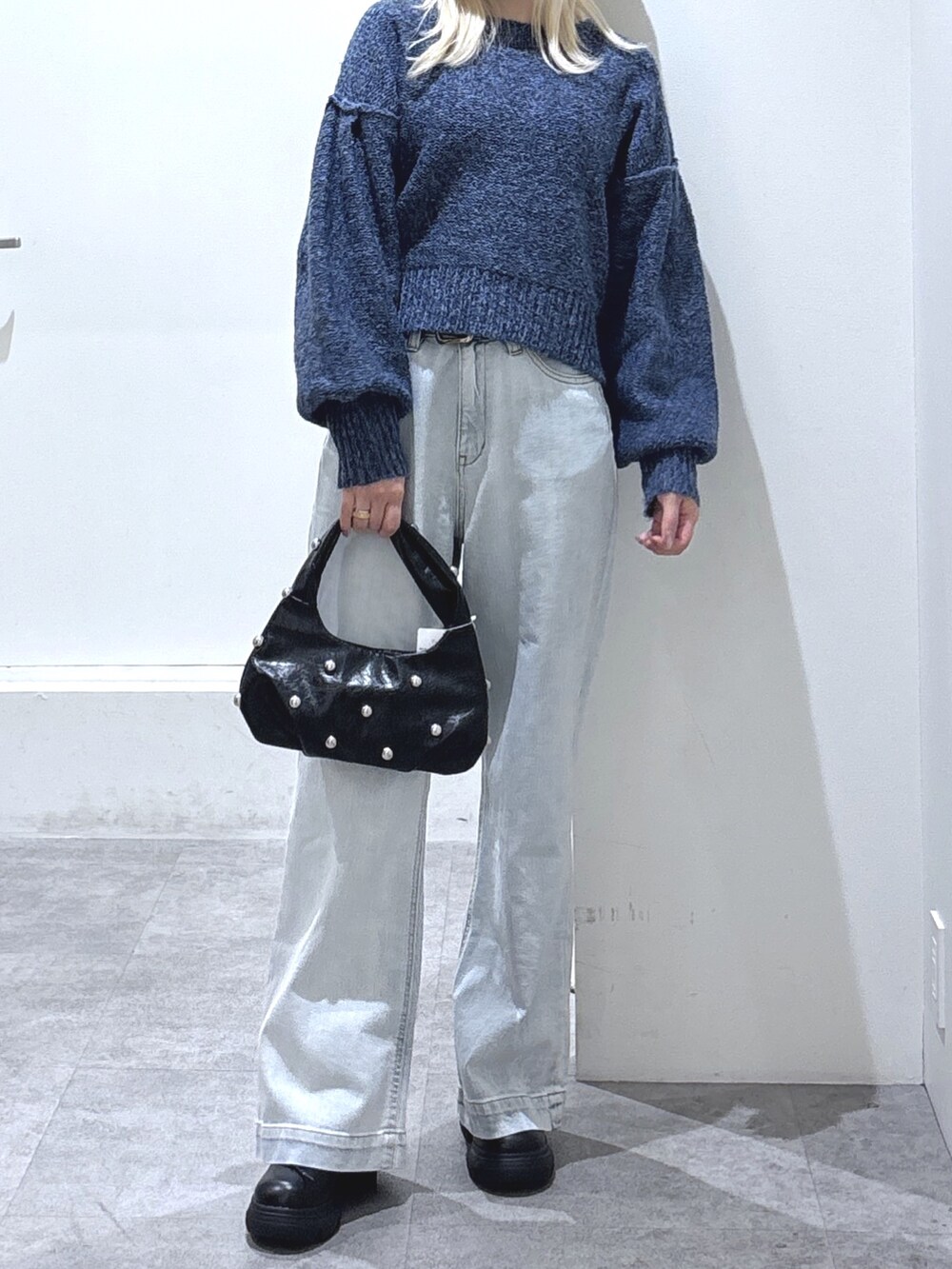 ブルー系のデニムパンツ、ブルー系のニット/セーターを着用したレディースの秋コーディネートの2枚目の写真