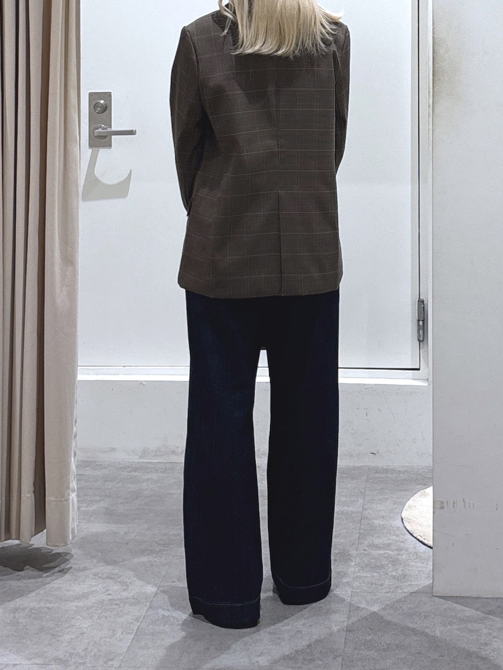 ブラウン系のテーラードジャケット、ブルー系のデニムパンツ、ホワイト系のTシャツ/カットソーを着用したレディースの秋コーディネートの3枚目の写真