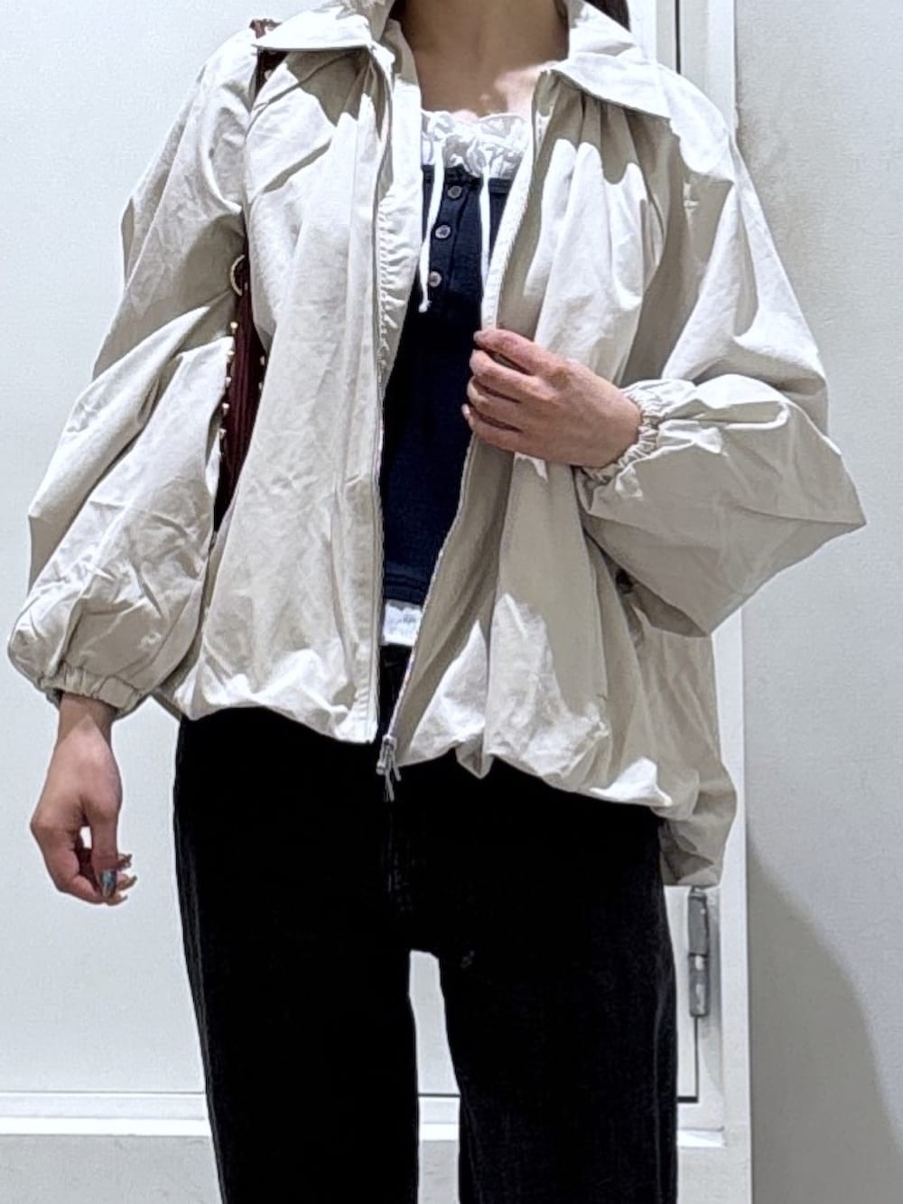 ブラック系のデニムパンツ、ブルー系のTシャツ/カットソーを着用したレディースの冬コーディネートの3枚目の写真