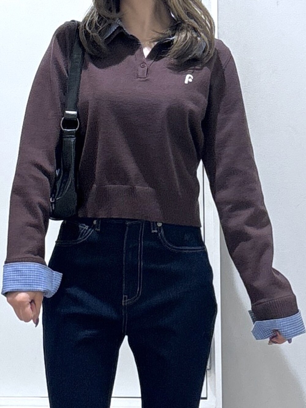 ブラウン系のニット/セーター、ブルー系のデニムパンツを着用したレディースの冬コーディネートの3枚目の写真