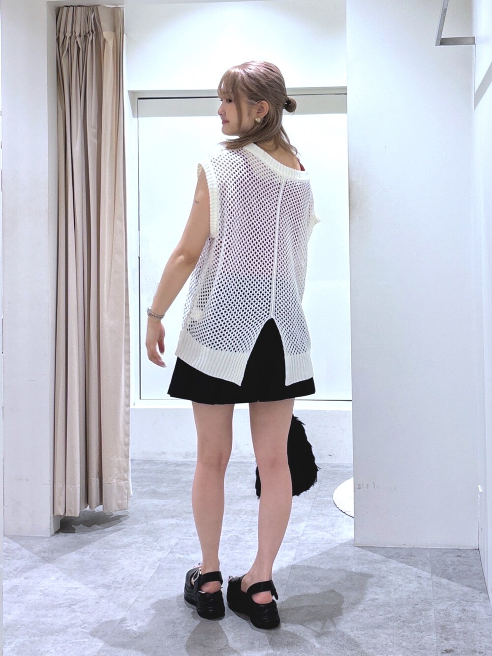 ホワイト系のニット/セーター、レッド系のニット/セーター、ブラック系のサンダルを着用したレディースの夏コーディネートの3枚目の写真