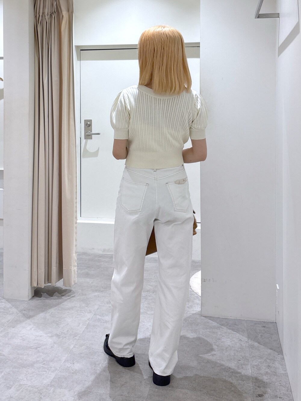 ホワイト系のデニムパンツ、ホワイト系のTシャツ/カットソーを着用したレディースの春コーディネートの5枚目の写真