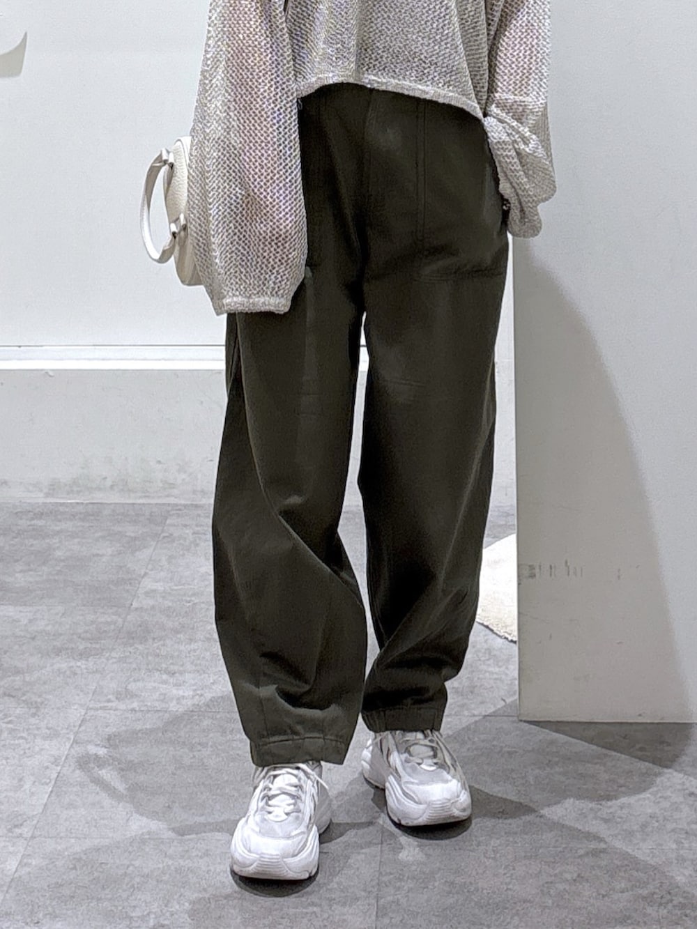 ホワイト系のニット/セーター、グレー系のタンクトップ、グリーン系のその他パンツを着用したレディースの秋コーディネートの3枚目の写真