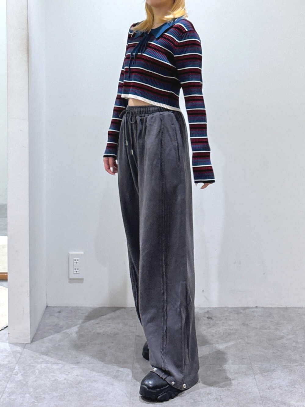 グレー系のスウェットパンツ、ブルー系のニット/セーターを着用したレディースの秋コーディネートの3枚目の写真