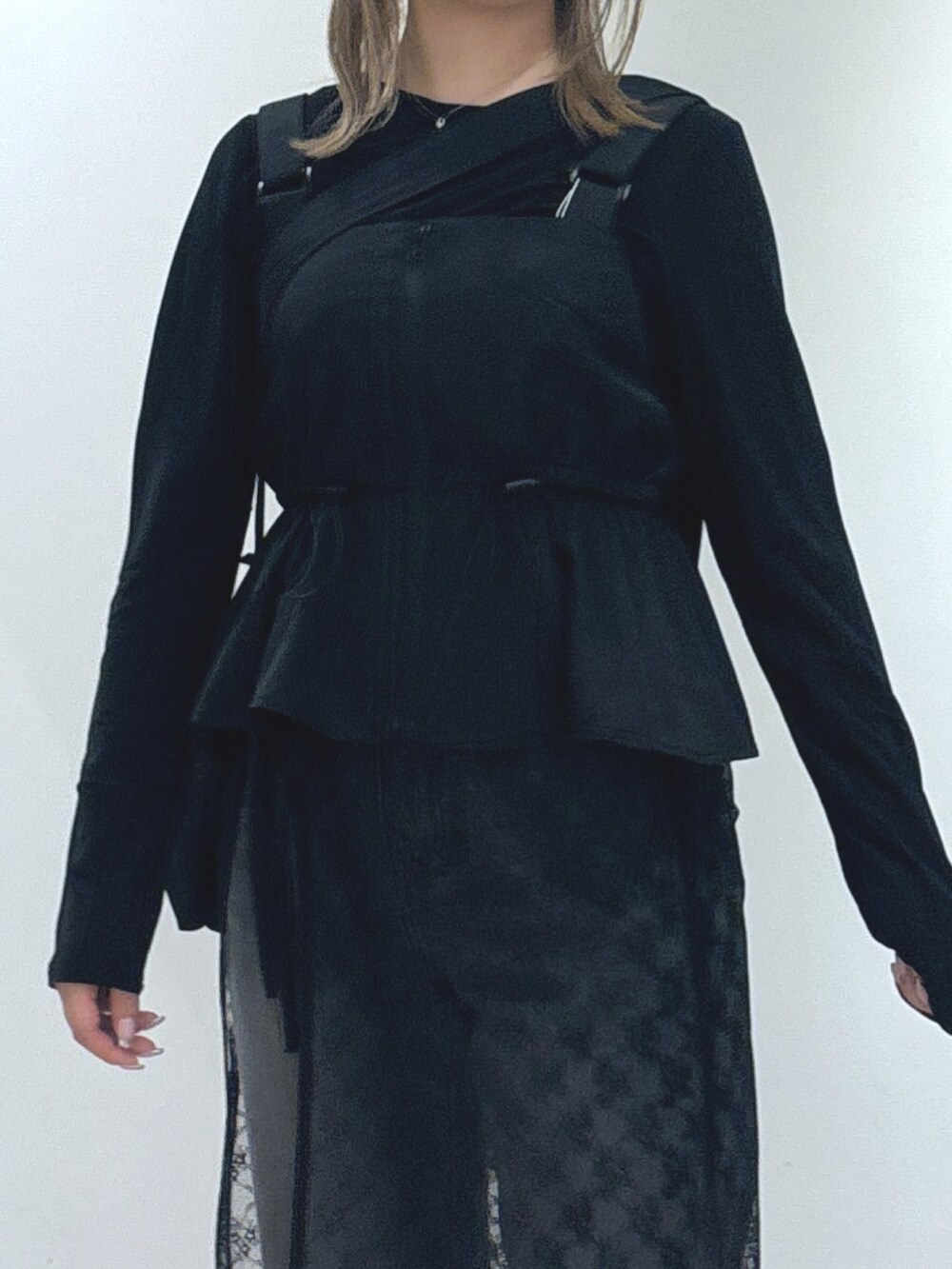 ブラック系のTシャツ/カットソー、ブラック系のシャツ/ブラウス、ブラック系のデニムパンツを着用したレディースの秋コーディネートの2枚目の写真