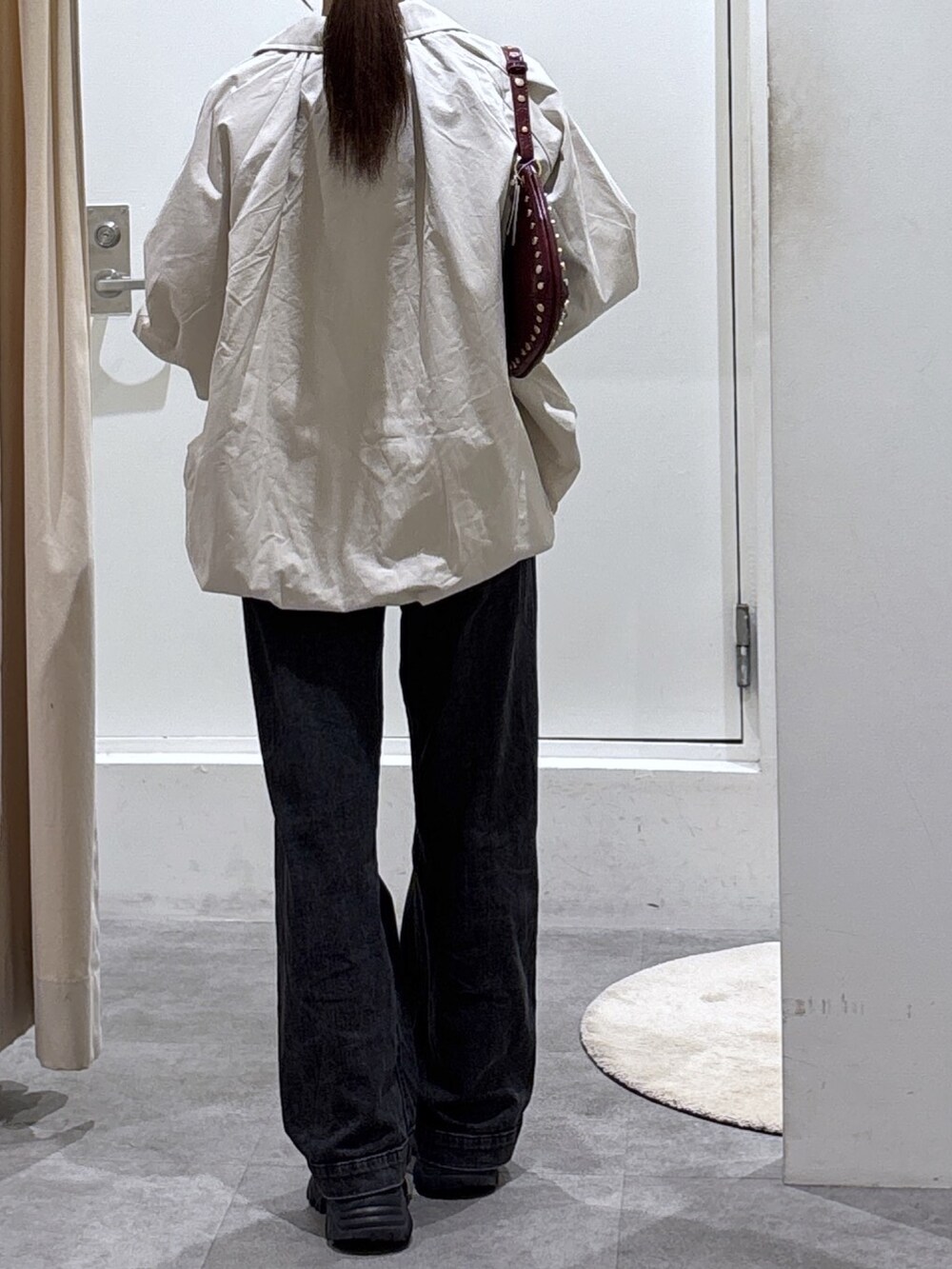 ブラック系のデニムパンツ、ブルー系のTシャツ/カットソーを着用したレディースの冬コーディネートの6枚目の写真