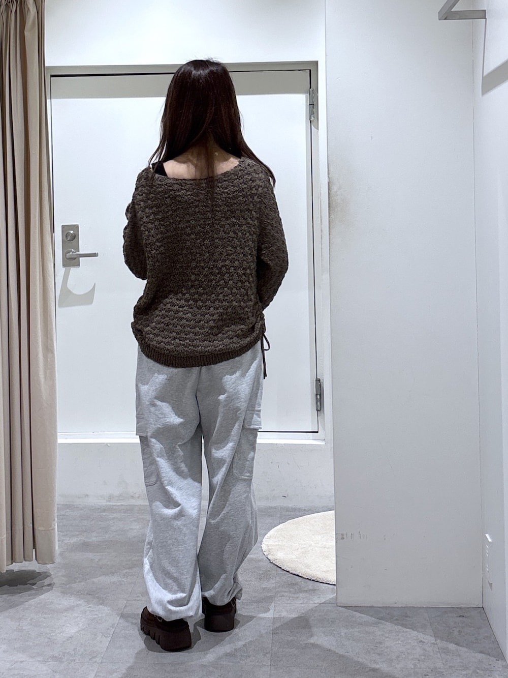 ブラウン系のニット/セーター、グレー系のその他パンツを着用したレディースの冬コーディネートの4枚目の写真