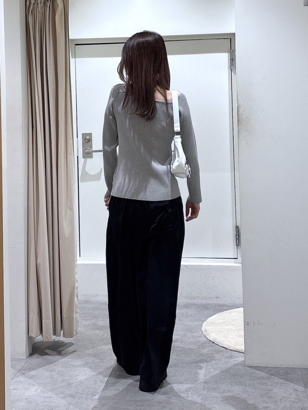 グレー系のニット/セーター、ブラック系のスラックスを着用したレディースの冬コーディネートの3枚目の写真