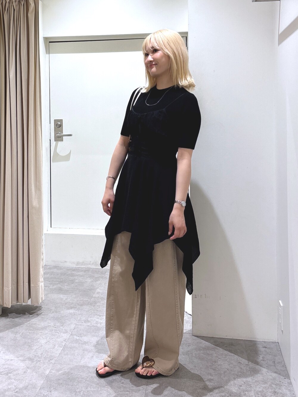 ブラック系のワンピース、ブラック系のニット/セーター、ベージュ系のその他パンツを着用したレディースの春コーディネートの2枚目の写真