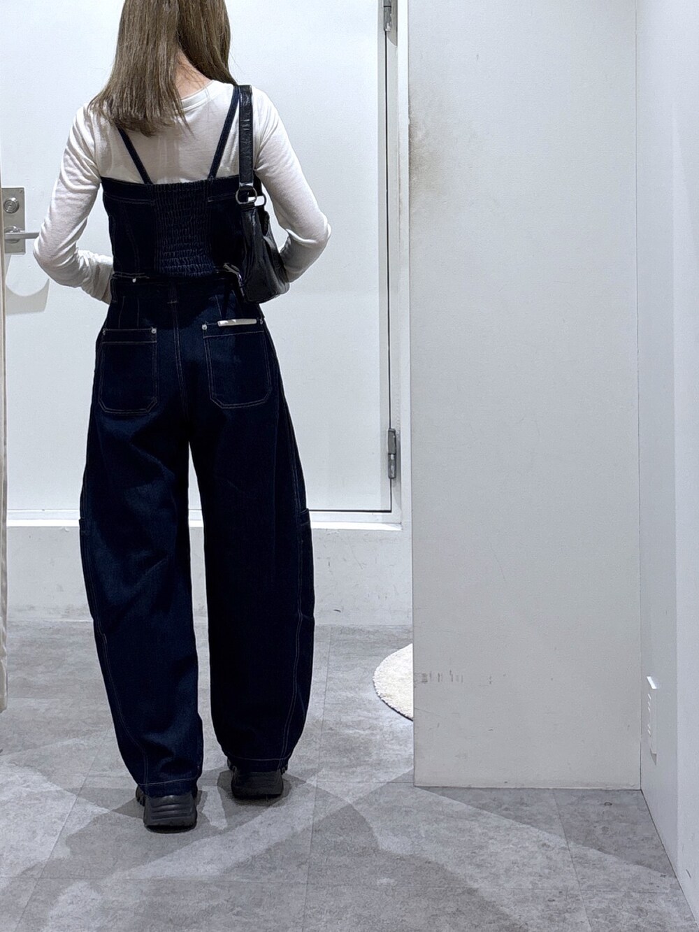 ブルー系のデニムパンツ、ブルー系のシャツ/ブラウスを着用したレディースの冬コーディネートの4枚目の写真