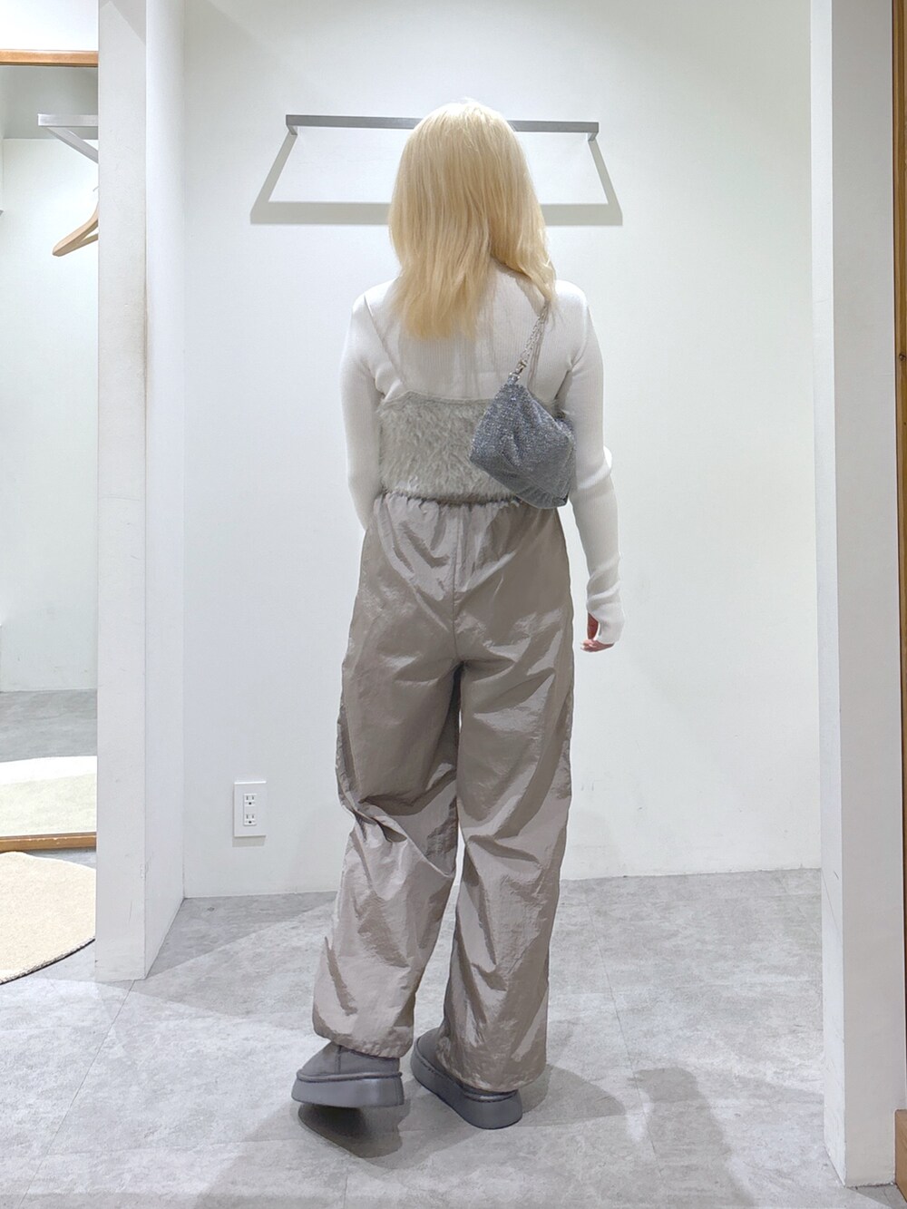 グレー系のキャミソール、グレー系のその他パンツ、グレー系のブーツを着用したレディースの秋コーディネートの3枚目の写真