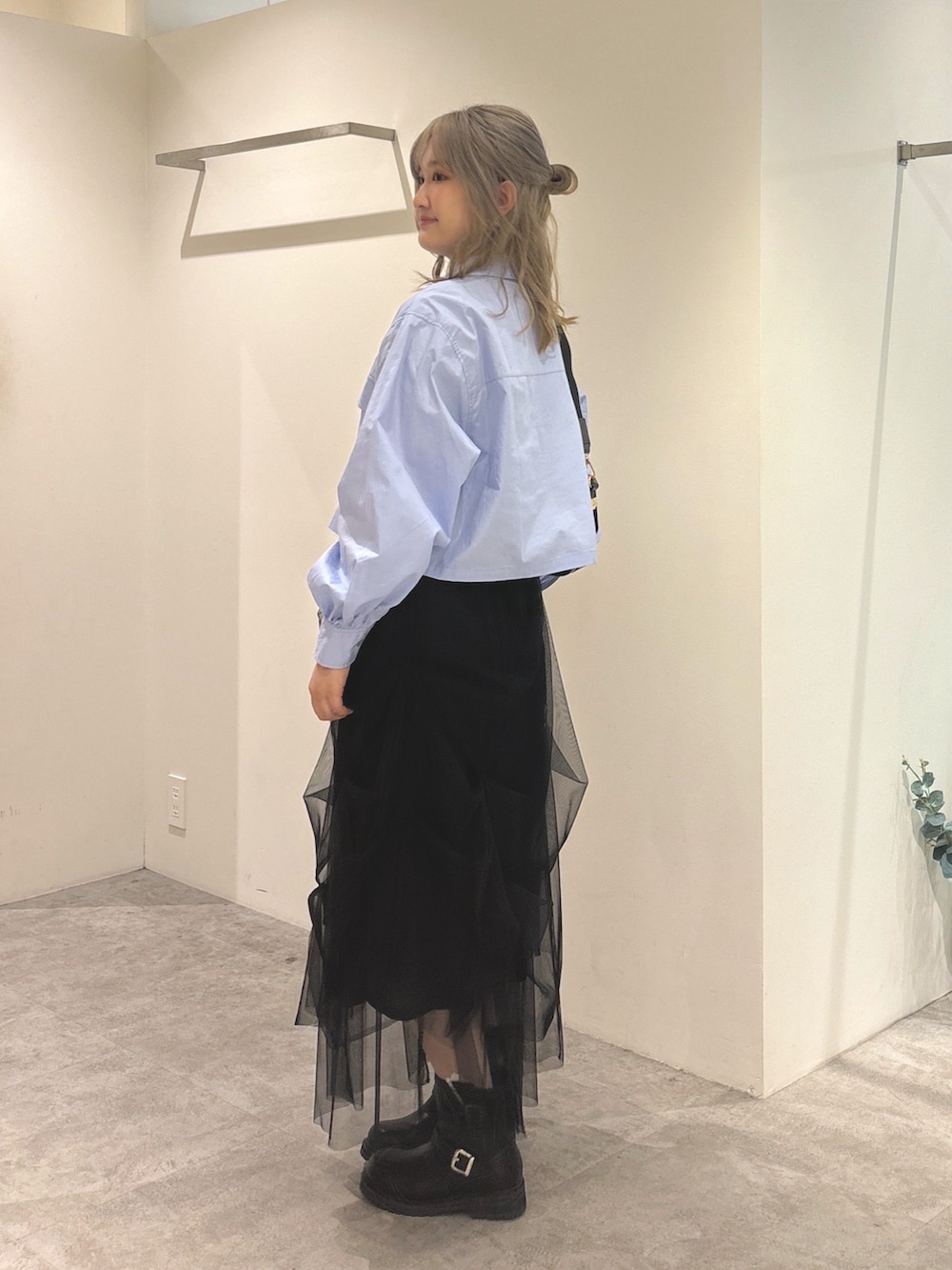 ブルー系のシャツ/ブラウス、ブラック系のスカート、ブラック系のタンクトップを着用したレディースの夏コーディネートの2枚目の写真