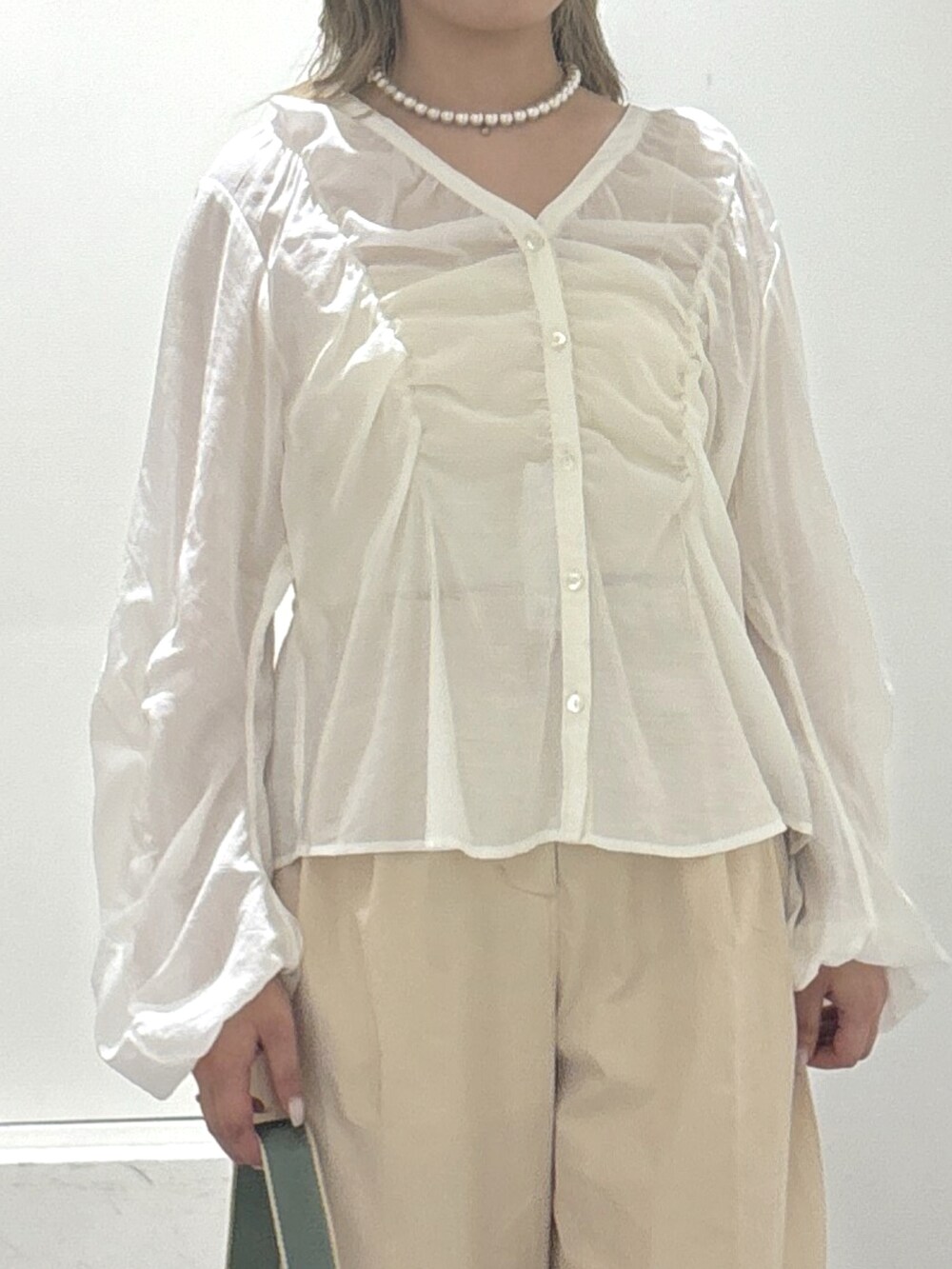 ホワイト系のシャツ/ブラウス、ホワイト系のショルダーバッグ、ホワイト系のキャミソールを着用したレディースの夏コーディネートの2枚目の写真