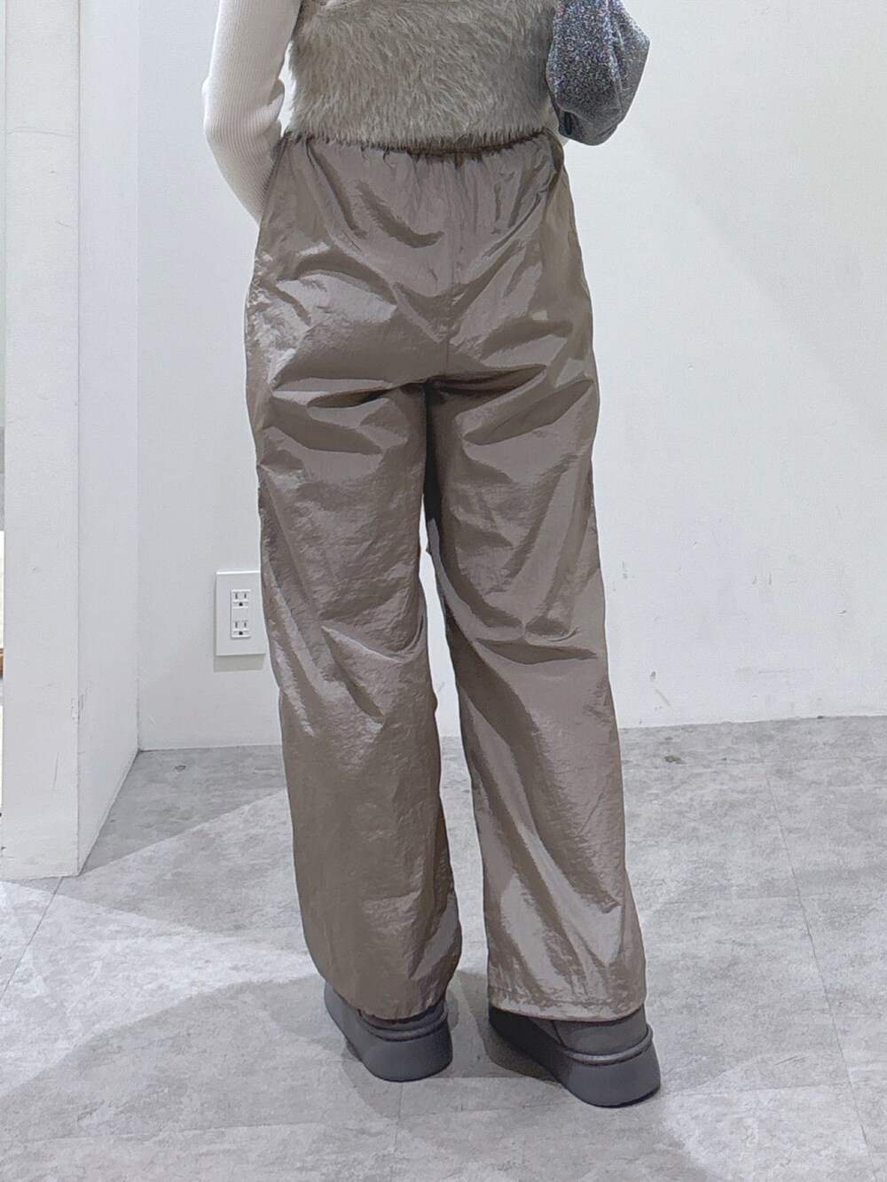 グレー系のキャミソール、グレー系のその他パンツ、グレー系のブーツを着用したレディースの秋コーディネートの4枚目の写真