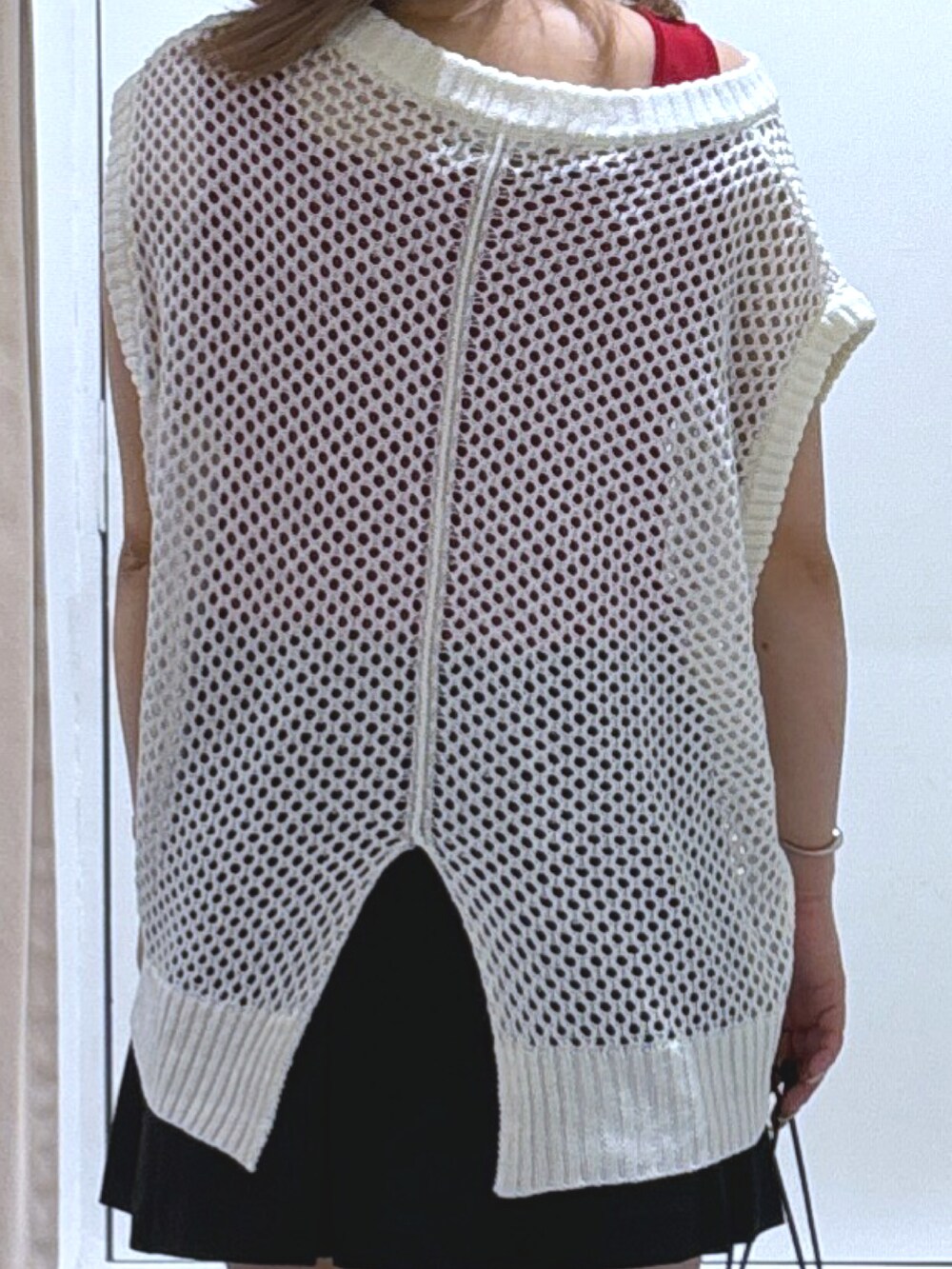 ホワイト系のニット/セーター、レッド系のニット/セーター、ブラック系のサンダルを着用したレディースの夏コーディネートの4枚目の写真