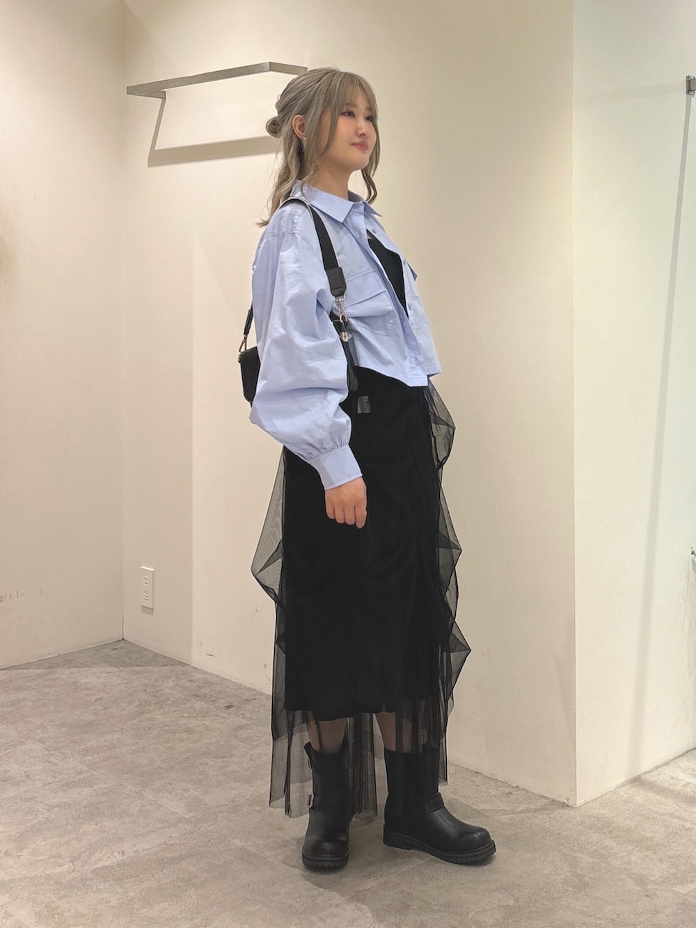 ブルー系のシャツ/ブラウス、ブラック系のスカート、ブラック系のタンクトップを着用したレディースの夏コーディネートの3枚目の写真