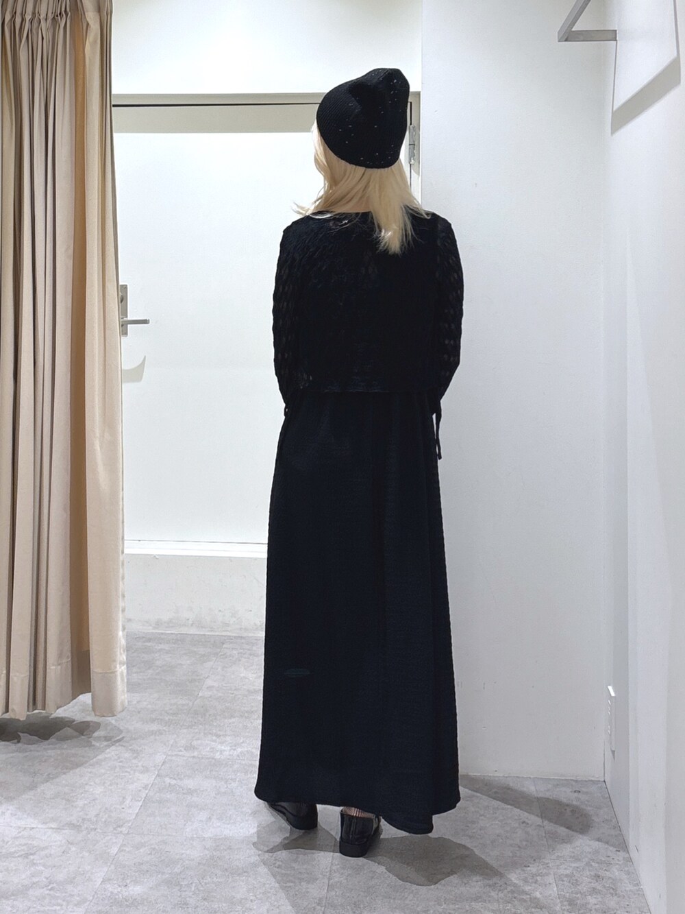 ブラック系のカーディガン/ボレロ、ブラック系のワンピース、ブラック系のショルダーバッグを着用したレディースの夏コーディネートの3枚目の写真