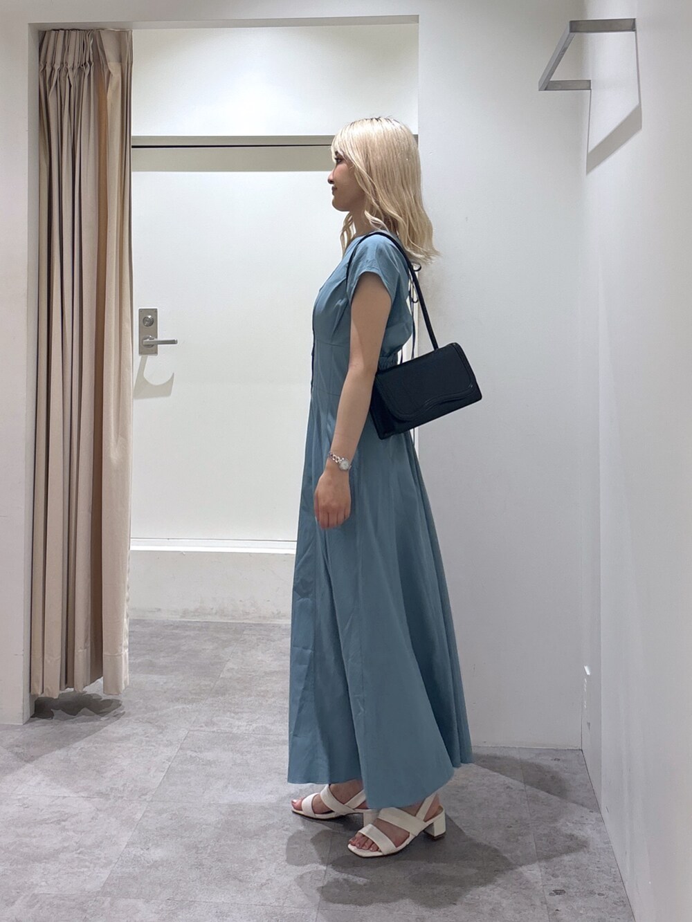 ブルー系のワンピースを着用したレディースの夏コーディネートの3枚目の写真