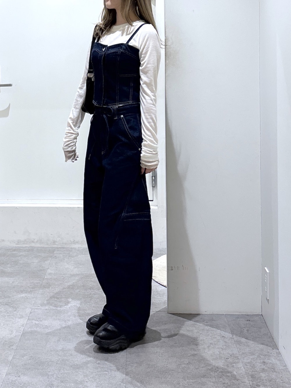 ブルー系のデニムパンツ、ブルー系のシャツ/ブラウスを着用したレディースの冬コーディネートの2枚目の写真