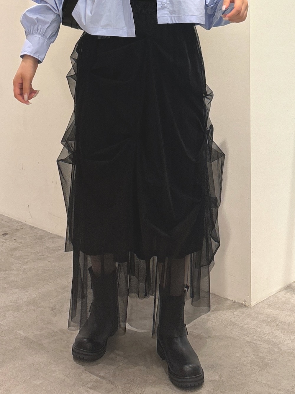 ブルー系のシャツ/ブラウス、ブラック系のスカート、ブラック系のタンクトップを着用したレディースの夏コーディネートの4枚目の写真