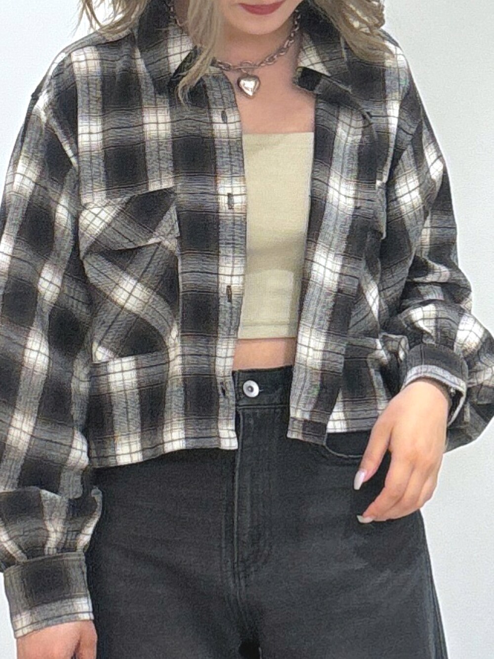 ブラック系のシャツ/ブラウス、ブラック系のデニムパンツ、レッド系のパンプスを着用したレディースの夏コーディネートの2枚目の写真