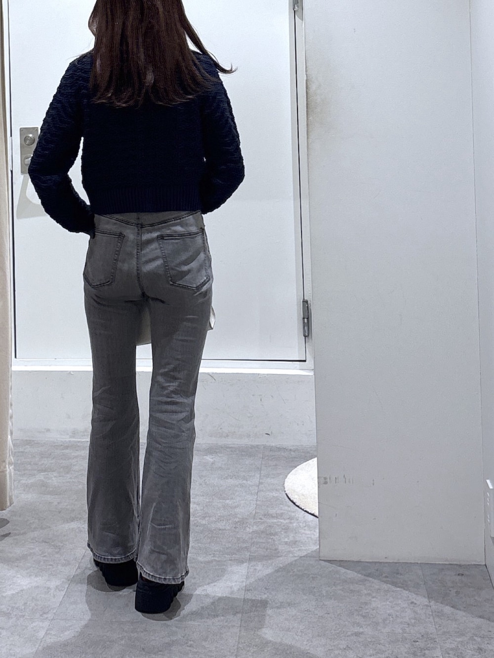 ブルー系のニット/セーター、ブラック系のデニムパンツを着用したレディースの冬コーディネートの4枚目の写真