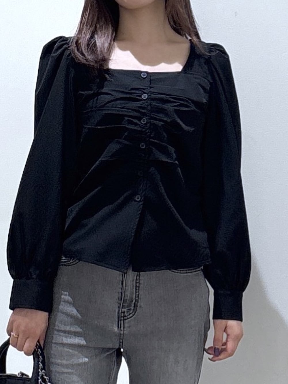 ブラック系のトートバッグ、ブラック系のデニムパンツ、ブラック系のシャツ/ブラウスを着用したレディースの冬コーディネートの2枚目の写真