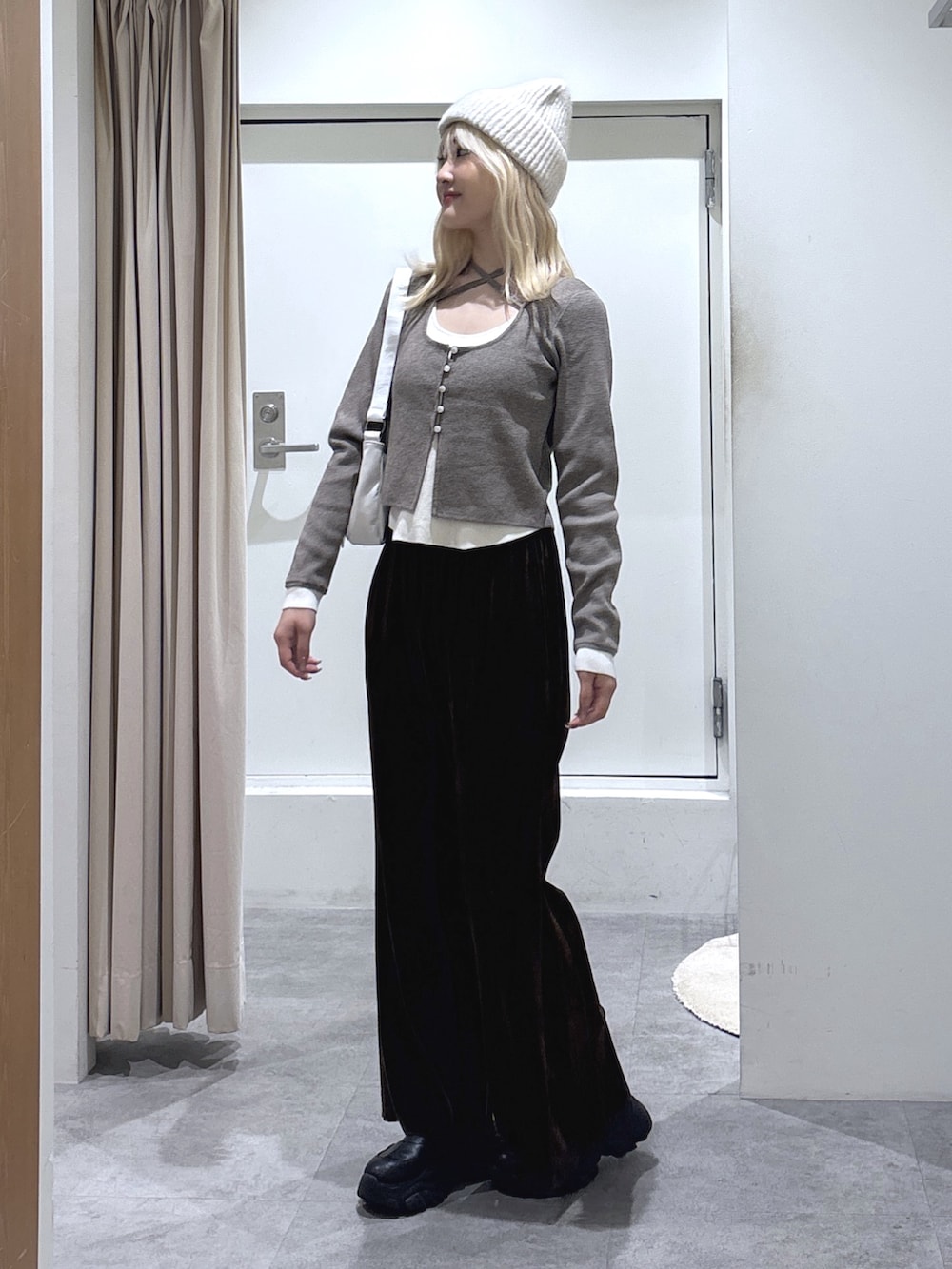 ブラウン系のニット/セーター、ブラウン系のその他パンツを着用したレディースの秋コーディネートの2枚目の写真