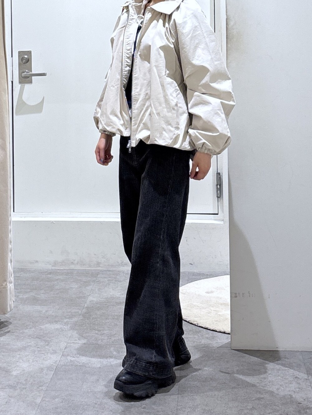 ブラック系のデニムパンツ、ブルー系のTシャツ/カットソーを着用したレディースの冬コーディネートの4枚目の写真