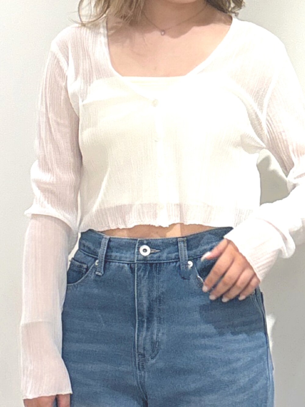 ホワイト系のカーディガン/ボレロ、ブルー系のデニムパンツ、ブルー系のサンダルを着用したレディースの夏コーディネートの4枚目の写真