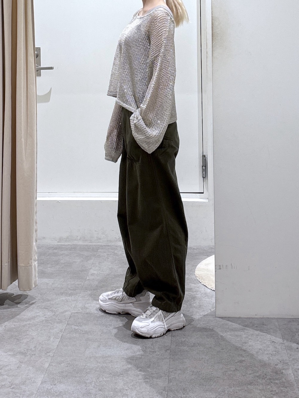 ホワイト系のニット/セーター、グレー系のタンクトップ、グリーン系のその他パンツを着用したレディースの秋コーディネートの2枚目の写真