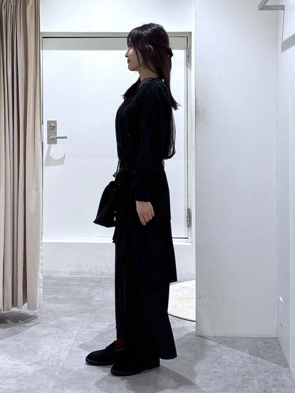 ブラック系のスカート、ブラック系のニット/セーターを着用したレディースの冬コーディネートの2枚目の写真