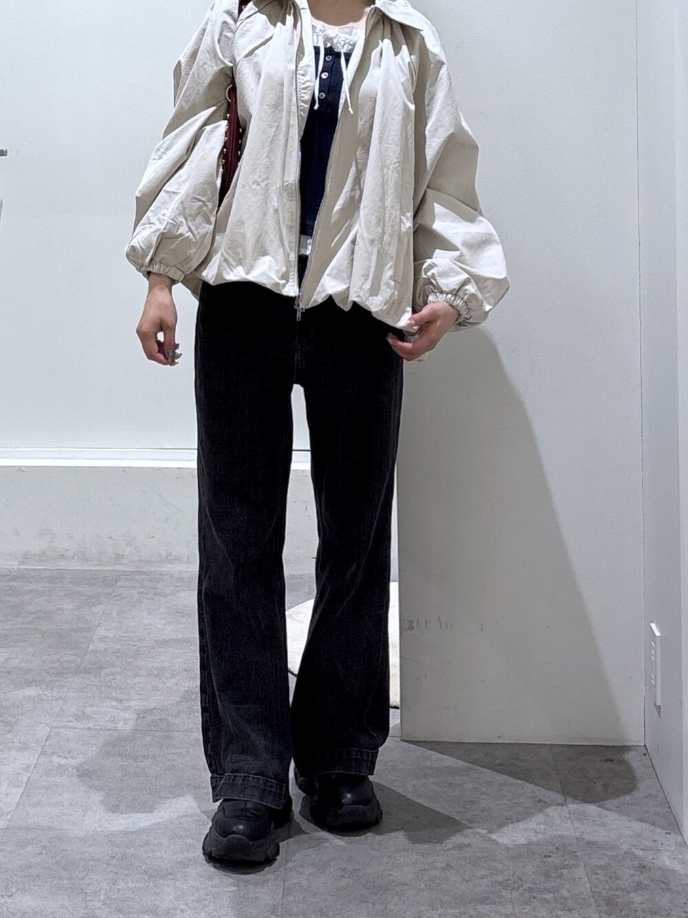 ブラック系のデニムパンツ、ブルー系のTシャツ/カットソーを着用したレディースの冬コーディネートの2枚目の写真