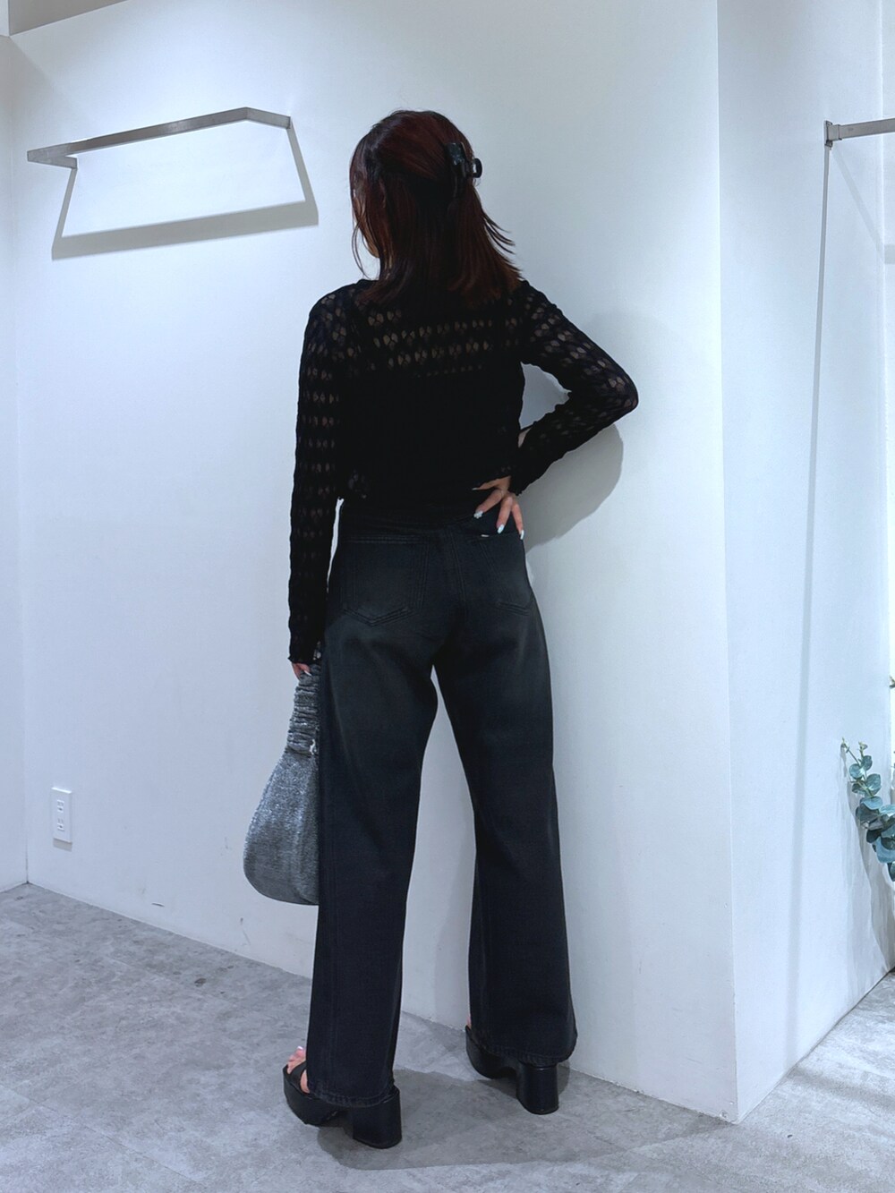 ブラック系のカーディガン/ボレロ、ブラック系のデニムパンツ、シルバー系のハンドバッグを着用したレディースの夏コーディネートの4枚目の写真