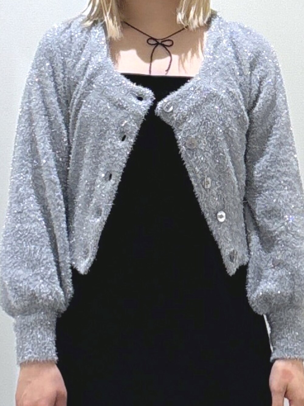 グレー系のカーディガン/ボレロ、ブラック系のワンピース、ブラック系のブーツを着用したレディースの秋コーディネートの3枚目の写真