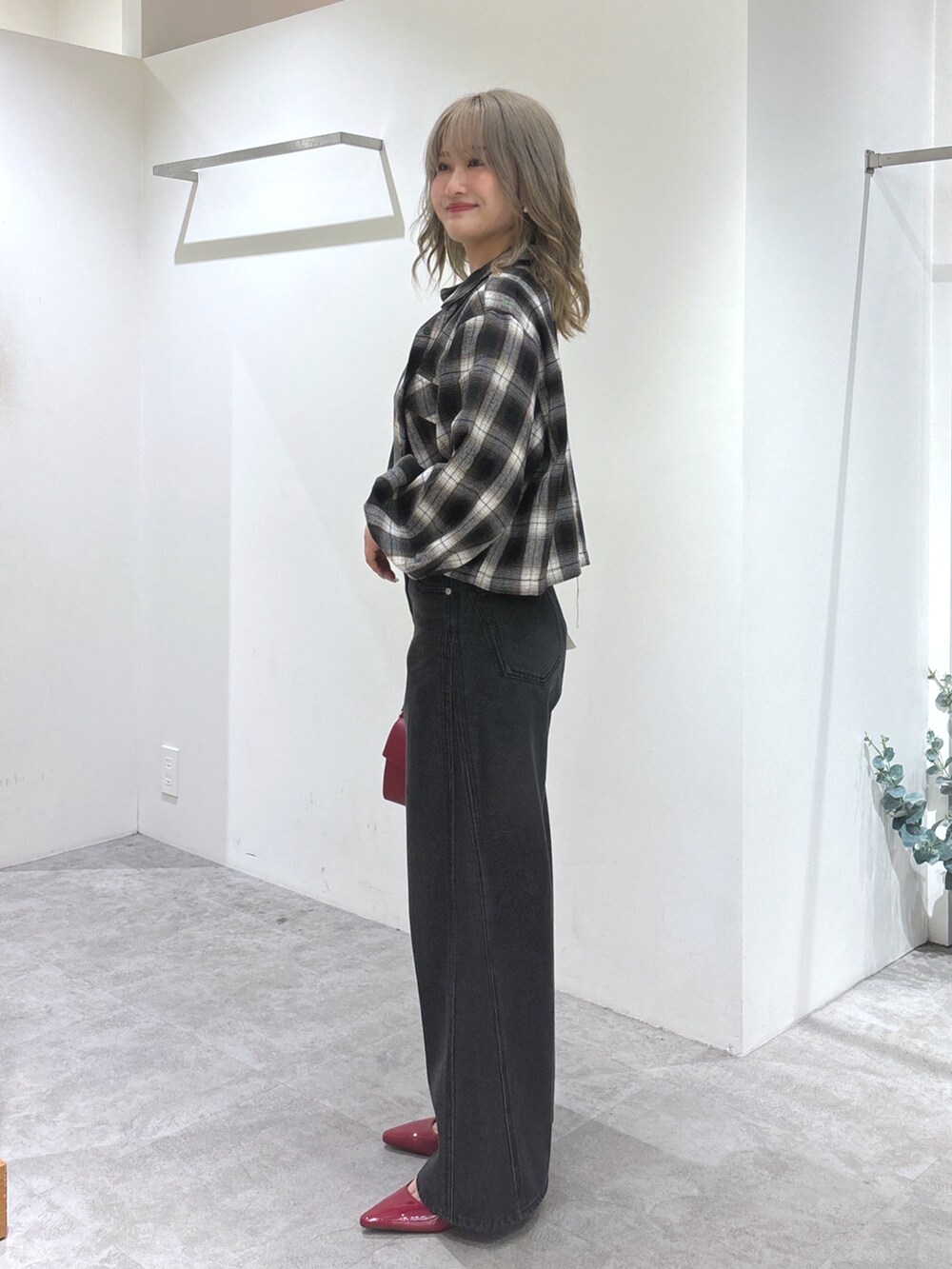 ブラック系のシャツ/ブラウス、ブラック系のデニムパンツ、レッド系のパンプスを着用したレディースの夏コーディネートの3枚目の写真