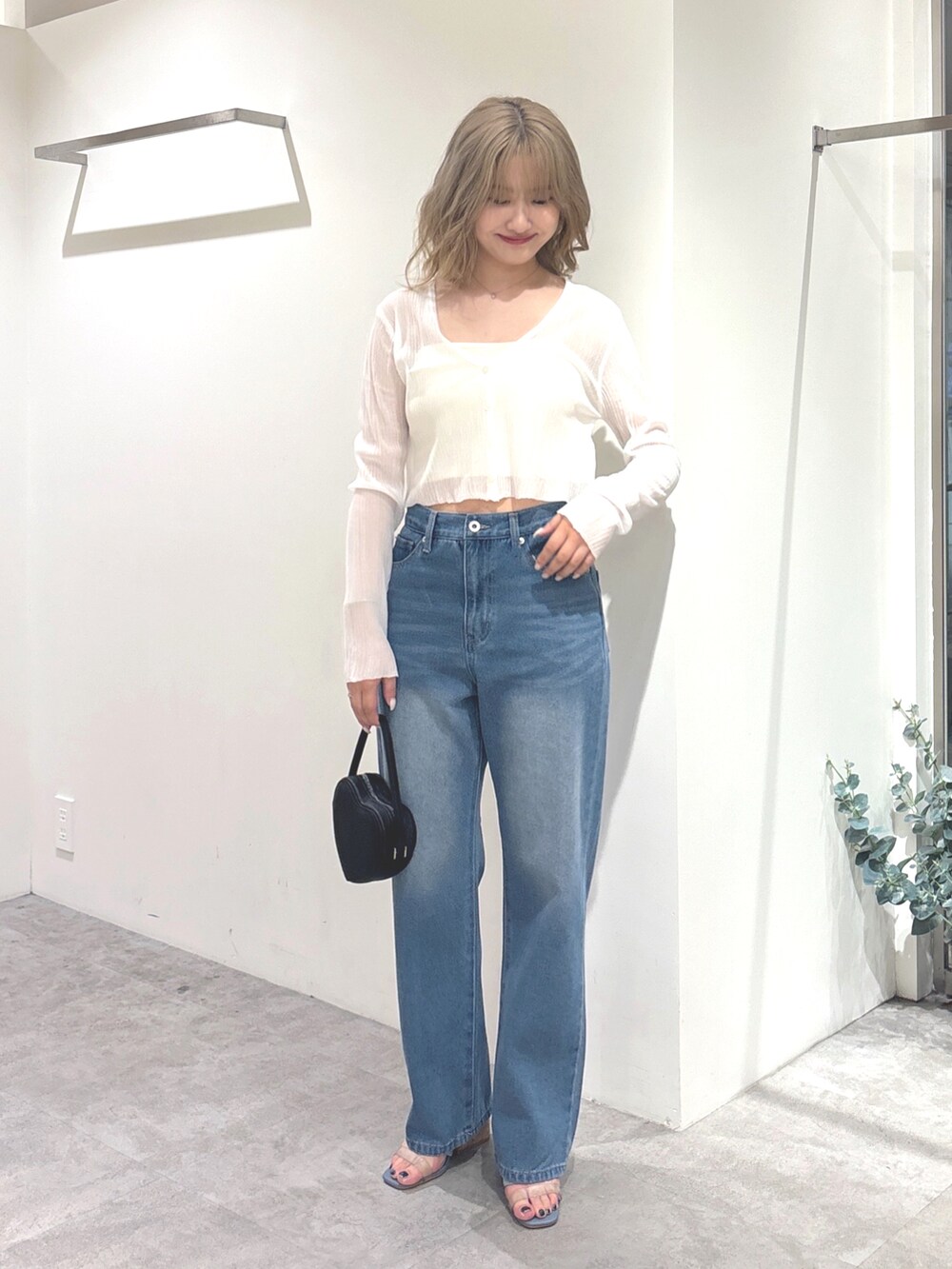 ホワイト系のカーディガン/ボレロ、ブルー系のデニムパンツ、ブルー系のサンダルを着用したレディースの夏コーディネートの2枚目の写真