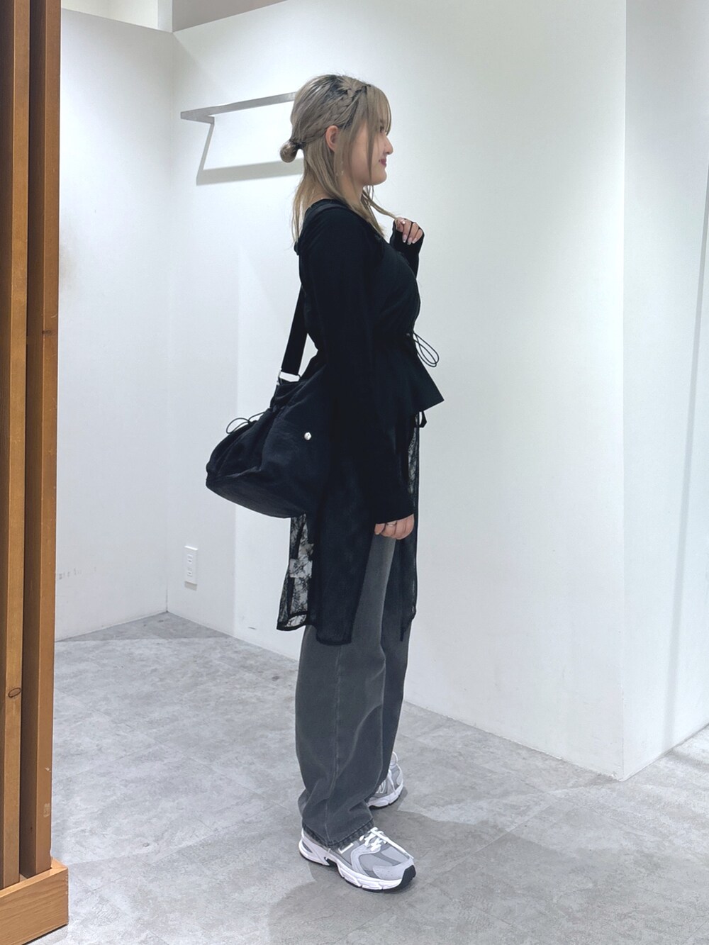ブラック系のTシャツ/カットソー、ブラック系のシャツ/ブラウス、ブラック系のデニムパンツを着用したレディースの秋コーディネートの3枚目の写真