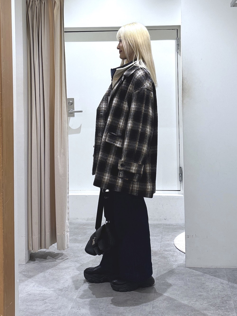 ブラウン系のピーコートを着用したレディースの秋コーディネートの2枚目の写真