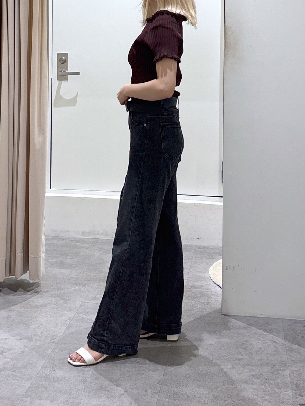 ブラウン系のニット/セーター、ブラック系のデニムパンツを着用したレディースの夏コーディネートの3枚目の写真