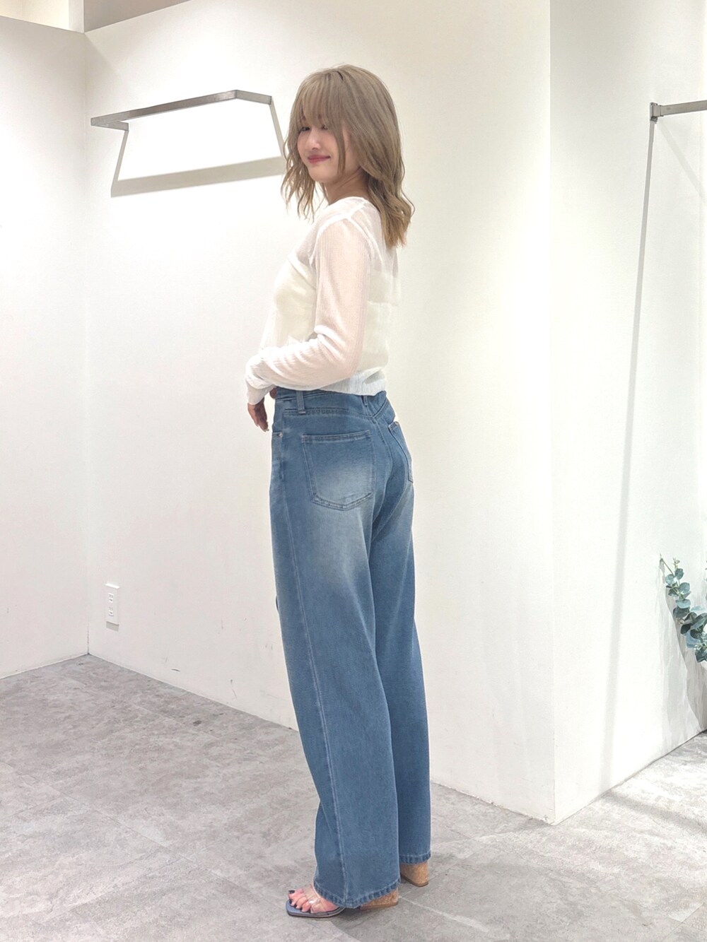 ホワイト系のカーディガン/ボレロ、ブルー系のデニムパンツ、ブルー系のサンダルを着用したレディースの夏コーディネートの3枚目の写真