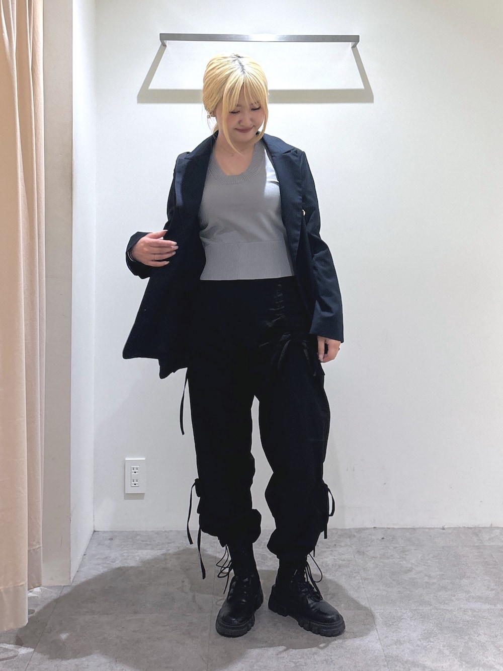 ブラック系のその他パンツ、ブルー系のテーラードジャケット、グレー系のニット/セーターを着用したレディースの秋コーディネートの2枚目の写真