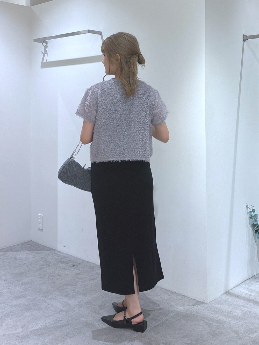 グレー系のシャツ/ブラウス、ブラック系のワンピース、ブラック系のバレエシューズを着用したレディースの夏コーディネートの4枚目の写真