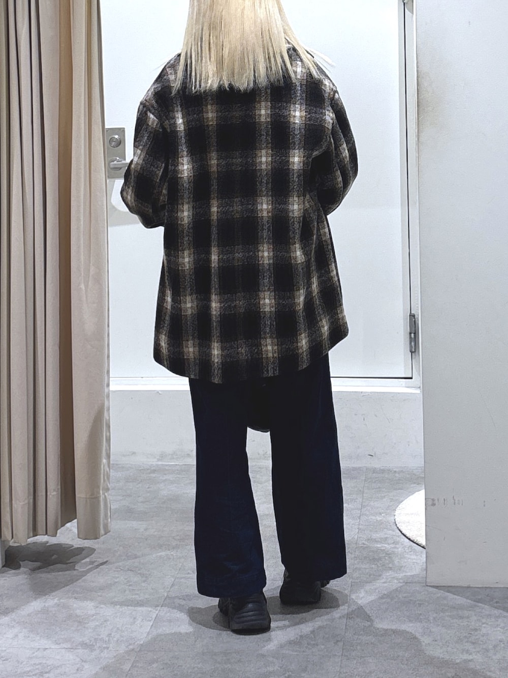 ブラウン系のピーコートを着用したレディースの秋コーディネートの3枚目の写真