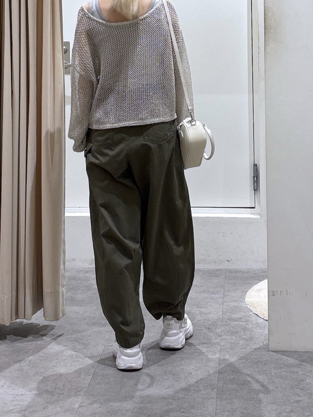 ホワイト系のニット/セーター、グレー系のタンクトップ、グリーン系のその他パンツを着用したレディースの秋コーディネートの4枚目の写真